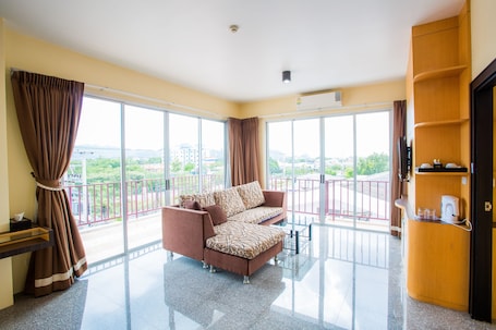 Grand Suite | 1 bedroom, desk, blackout drapes, rollaway beds