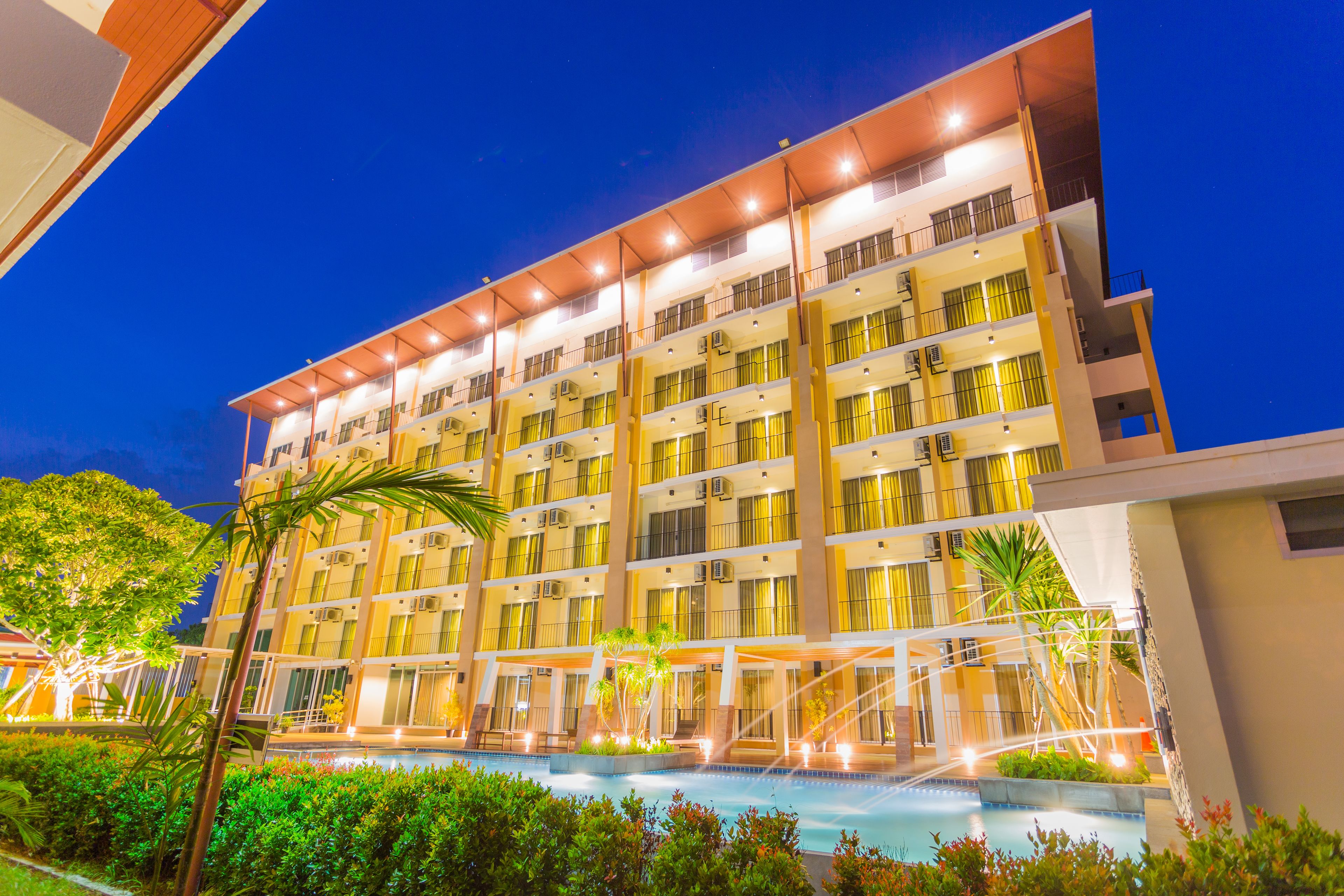 住宿正面 - 傍晚/夜晚