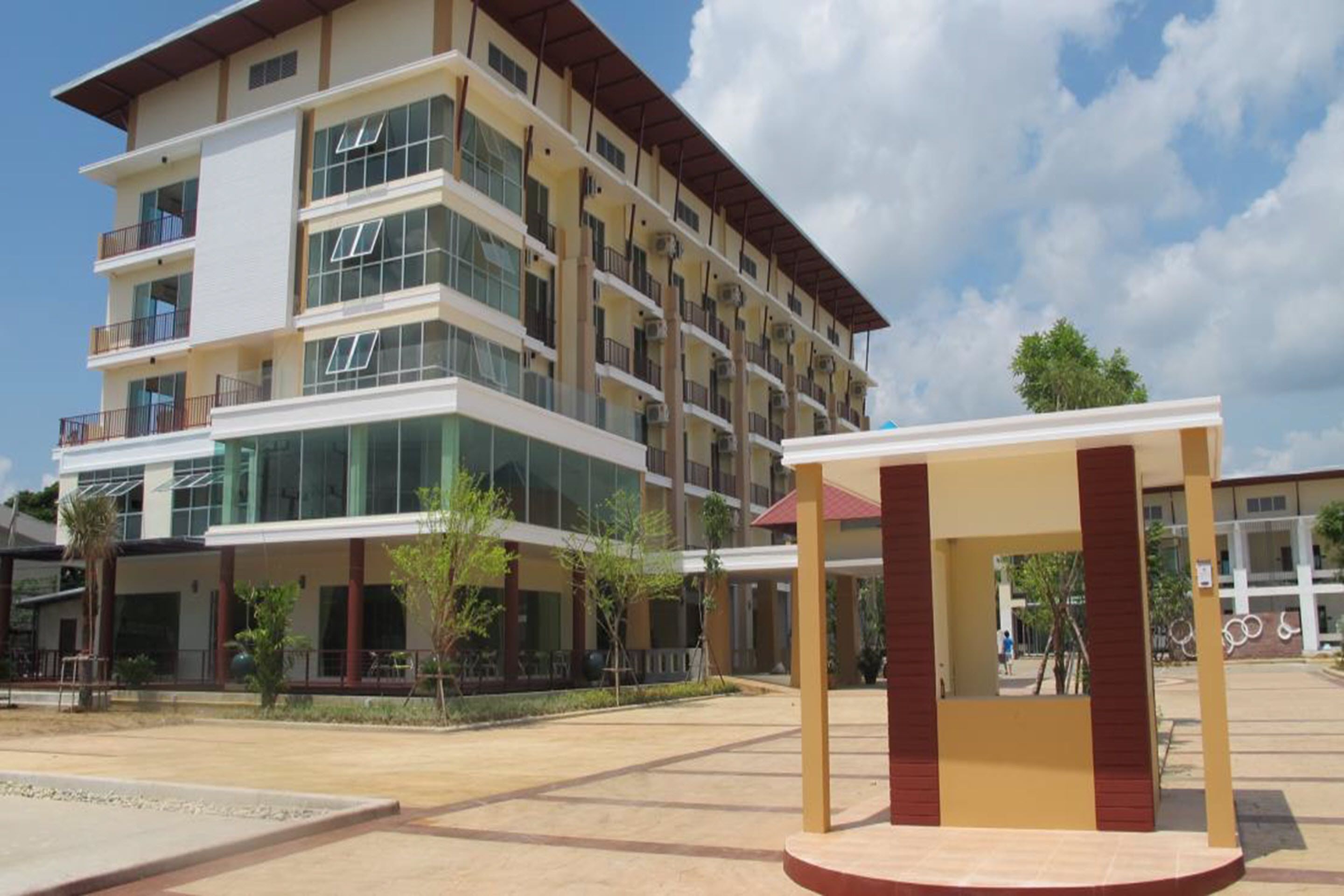 desk, blackout curtains, rollaway beds, free wifi