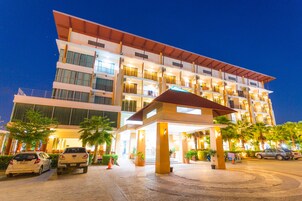 住宿正面 - 傍晚/夜晚