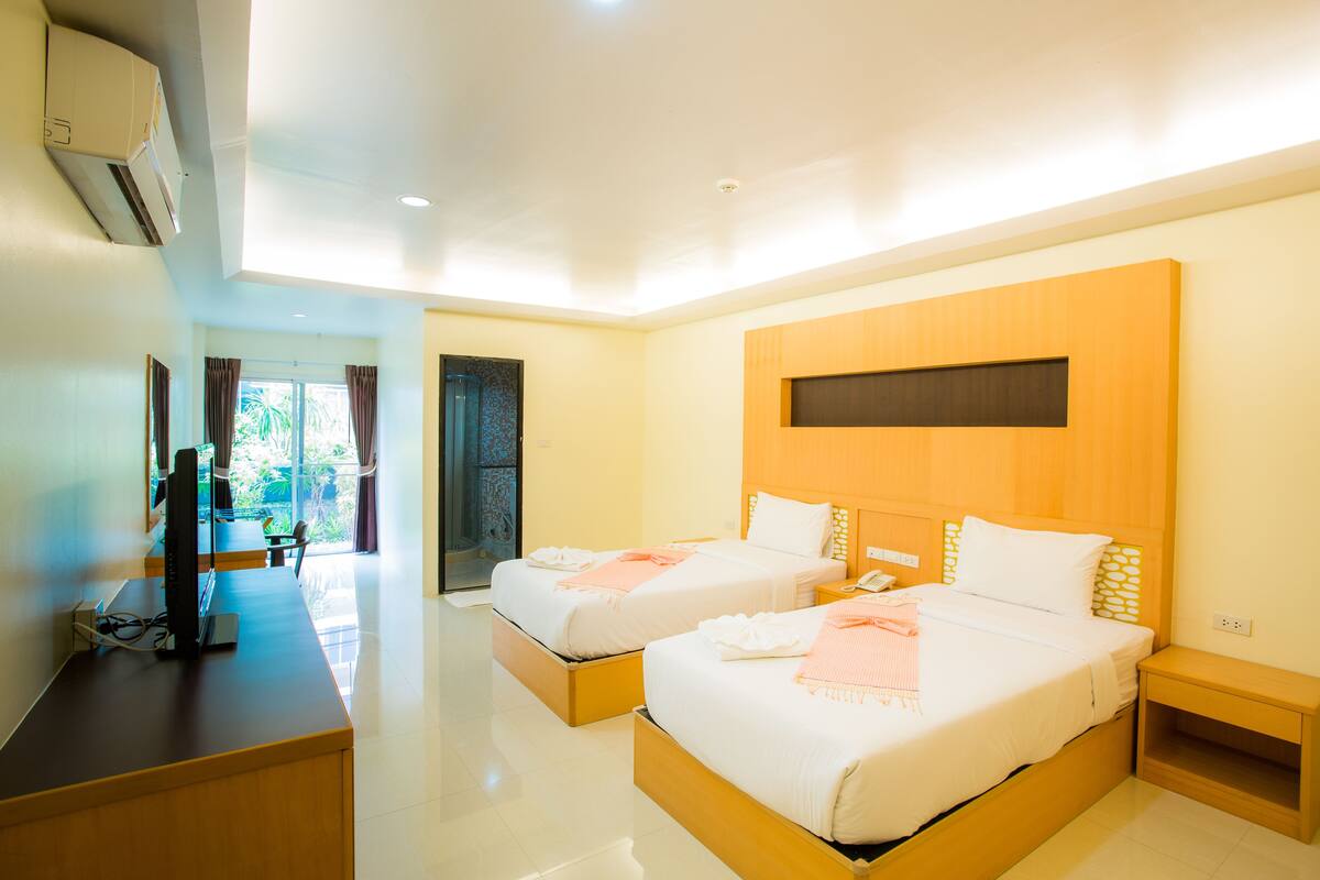 Comfort Room | Desk, blackout curtains, rollaway beds, free WiFi