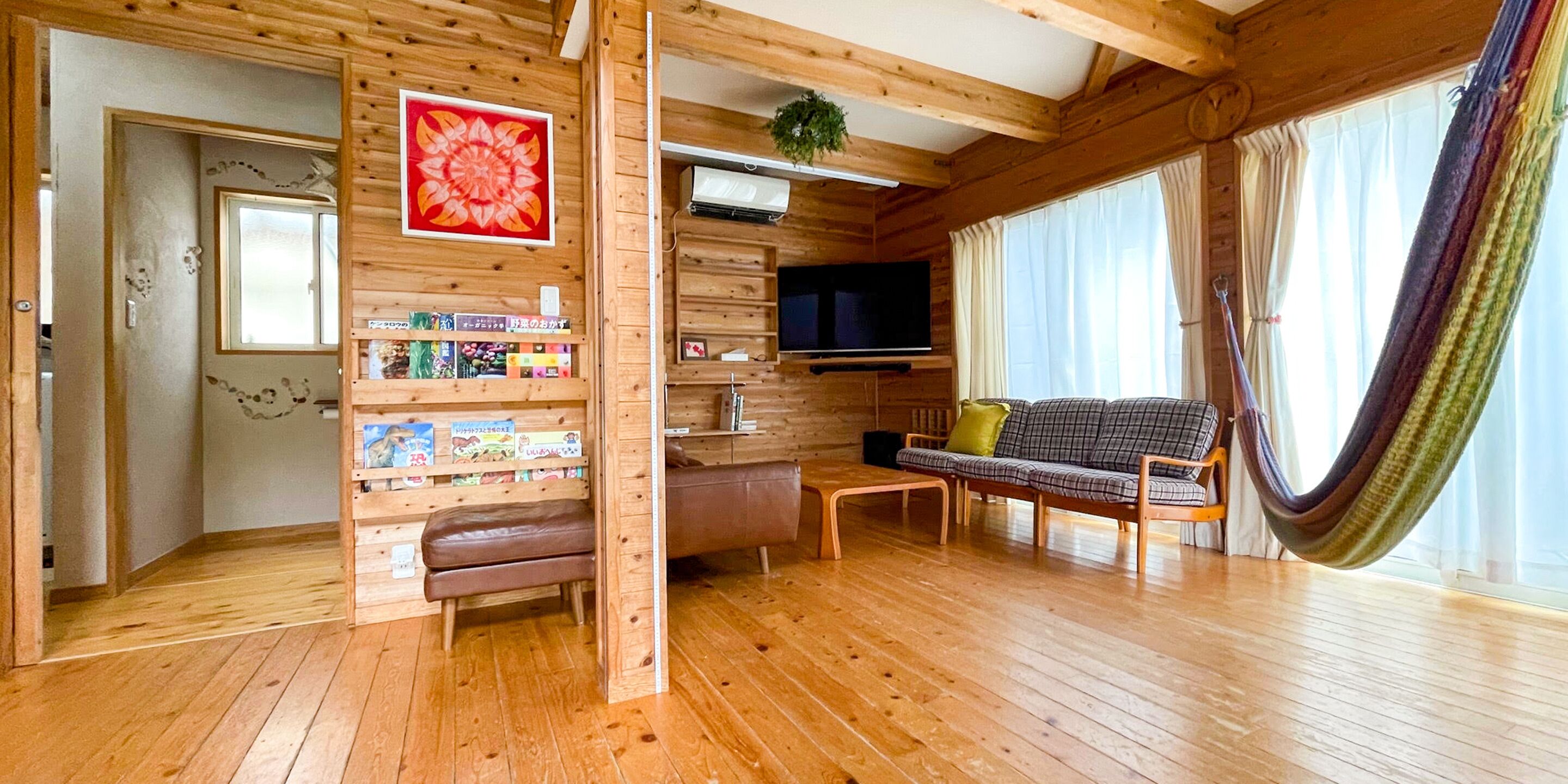 Family Cottage, Non Smoking | Living room | 32-inch TV with satellite channels