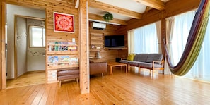 Familie-småhus, ikke-røyk | Oppholdsrom | En 32-tommers TV med Parabol-TV