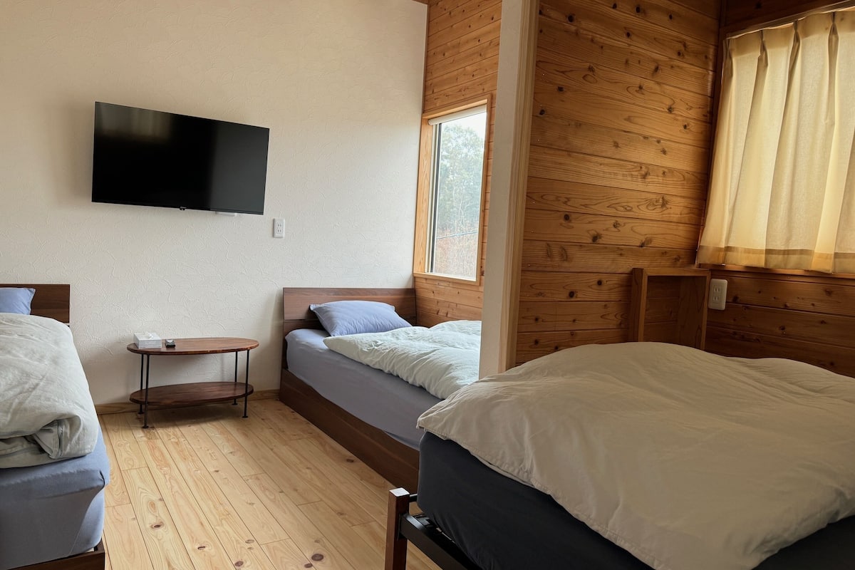 Quadruple Room, Non Smoking | 1 bedroom, down comforters, free WiFi, bed sheets