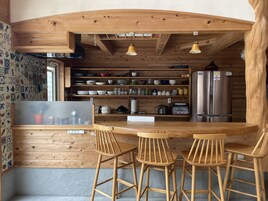 Frigobar, placa de cocina, utensilios de cocina