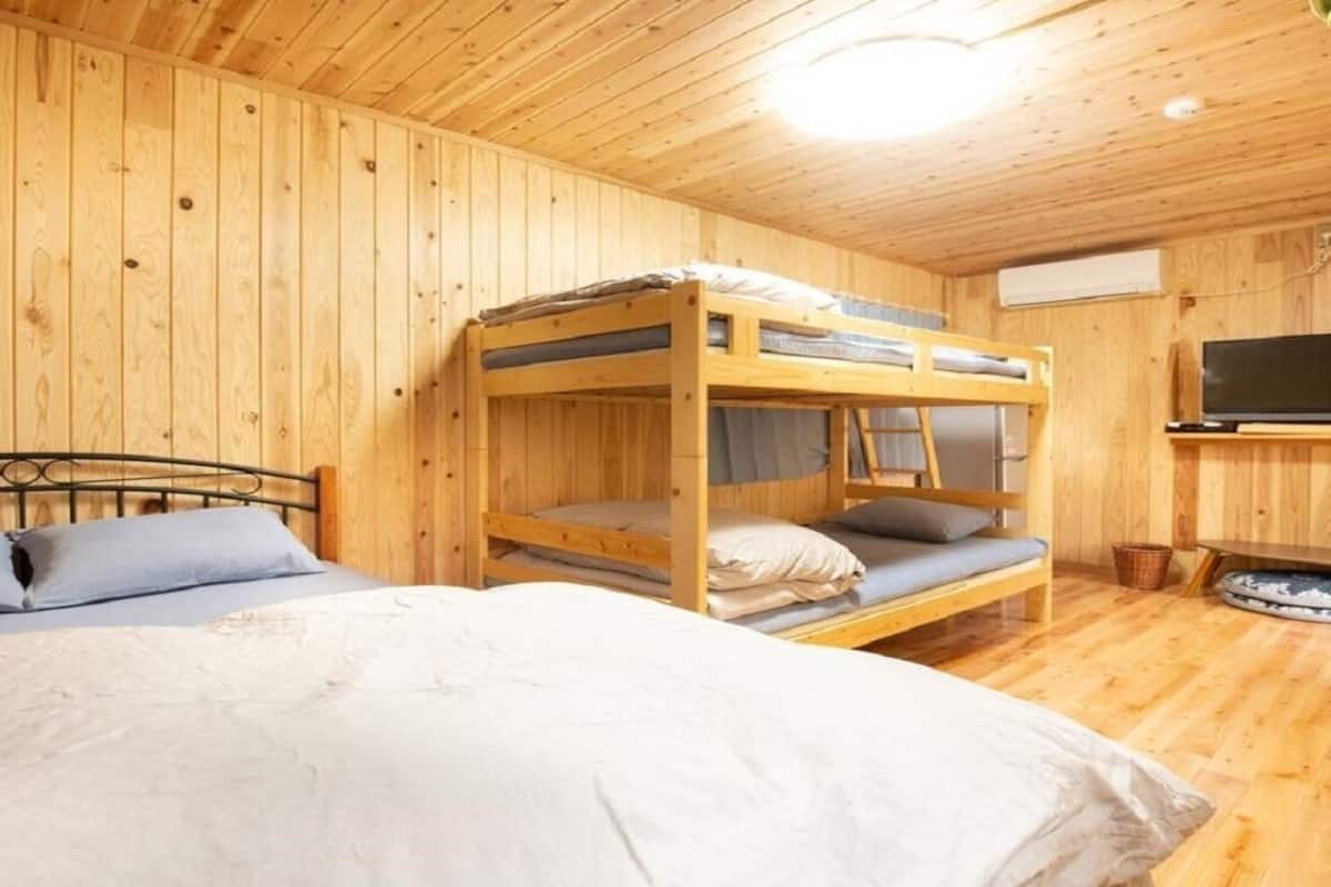Edredones de plumas, wifi gratis, ropa de cama