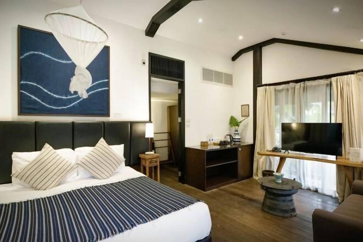 ミニバー、セーフティボックス (室内)、デスク、遮光カーテン