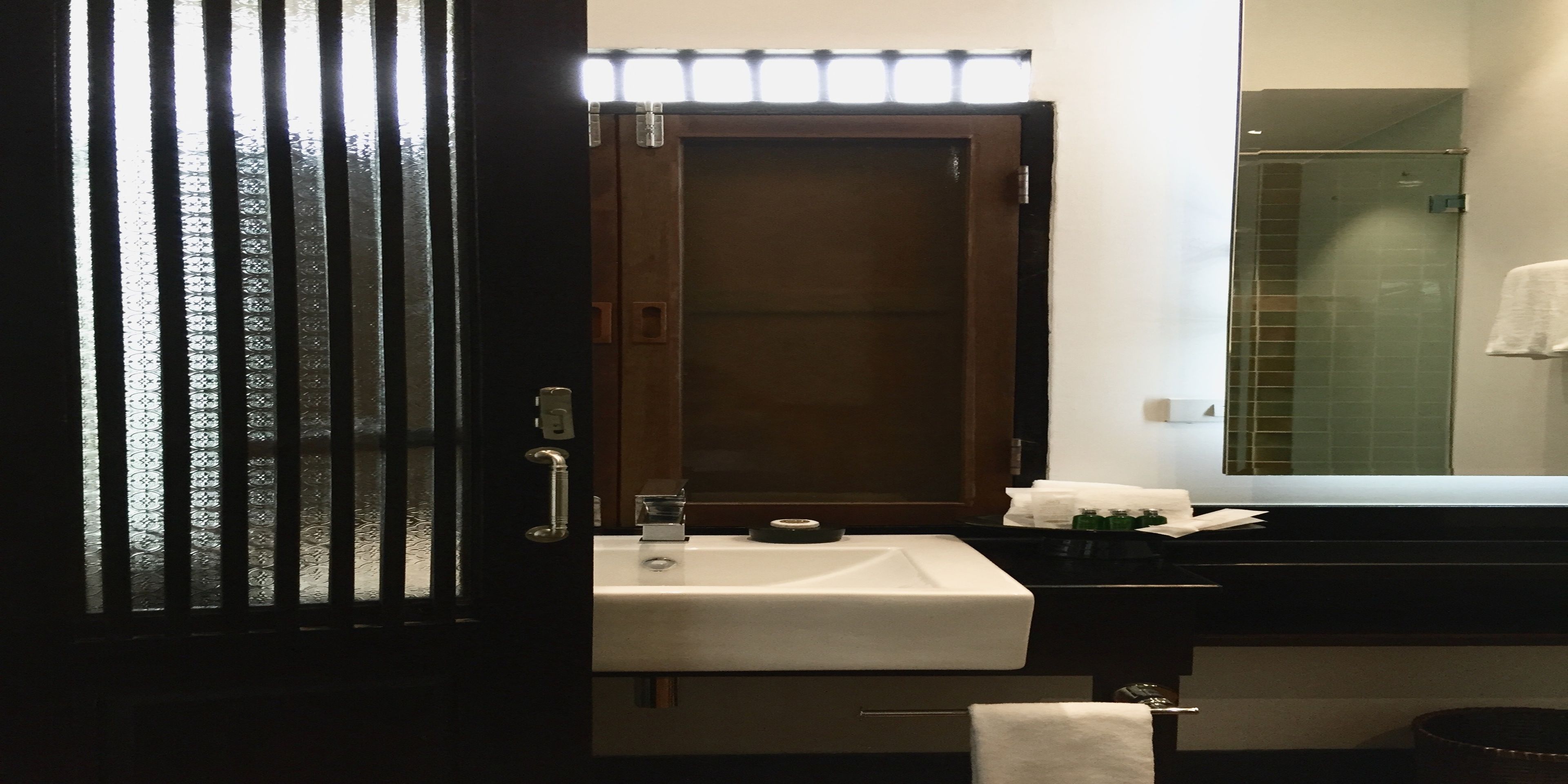 1 bedroom villa | bathroom | shower, rainfall showerhead, free toiletries, hair dryer