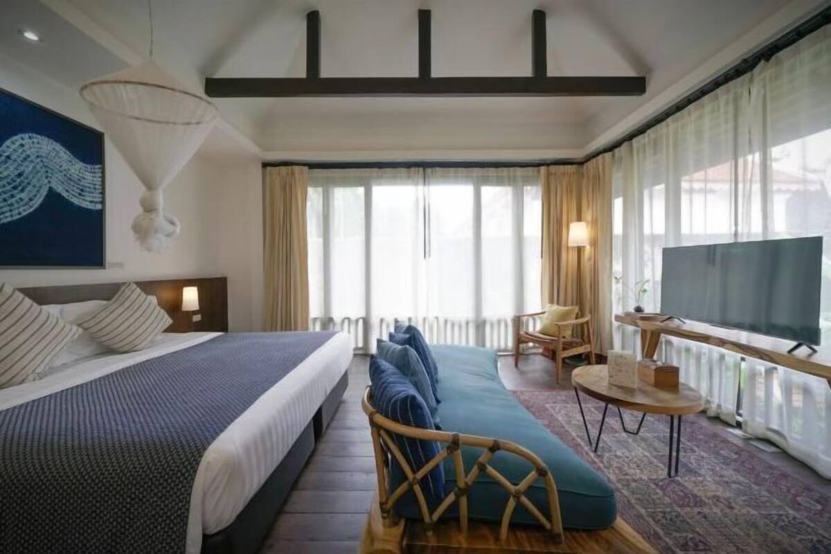 ミニバー、セーフティボックス (室内)、デスク、遮光カーテン