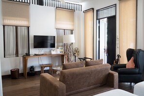 Premium 1 Bedroom Villa | มินิบาร์, ตู้นิรภัยในห้องพัก, โต๊ะทำงาน, ผ้าม่านกันแสง