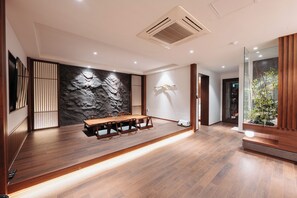 Ryokan (Japanese style room) | Oppholdsområde | En 52-tommers LED-TV med kabel-kanaler samt TV