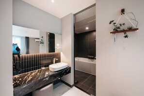 Habitació doble Deluxe | Bany | Combinació de dutxa i banyera i articles de tocador gratuïts 