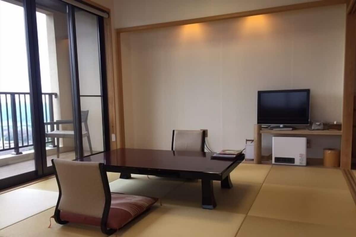 غرفة لفردين (Panorama, Corner View, Low bed) | خزنة داخل الغرفة ومكتب وتجهيزات عازلة للصوت وواي فاي مجانًا