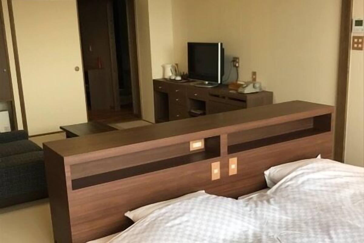 غرفة لفردين - لغير المدخنين (Forest View, Low bed) | خزنة داخل الغرفة ومكتب وتجهيزات عازلة للصوت وواي فاي مجانًا