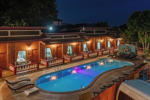 室外游泳池，提供日光浴躺椅