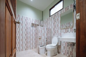 Standard Double or Twin Room, 1 King Bed, Pool View | Bathroom | Shower, free toiletries, towels - Pongphen Guesthouse (Kanchanaburi)