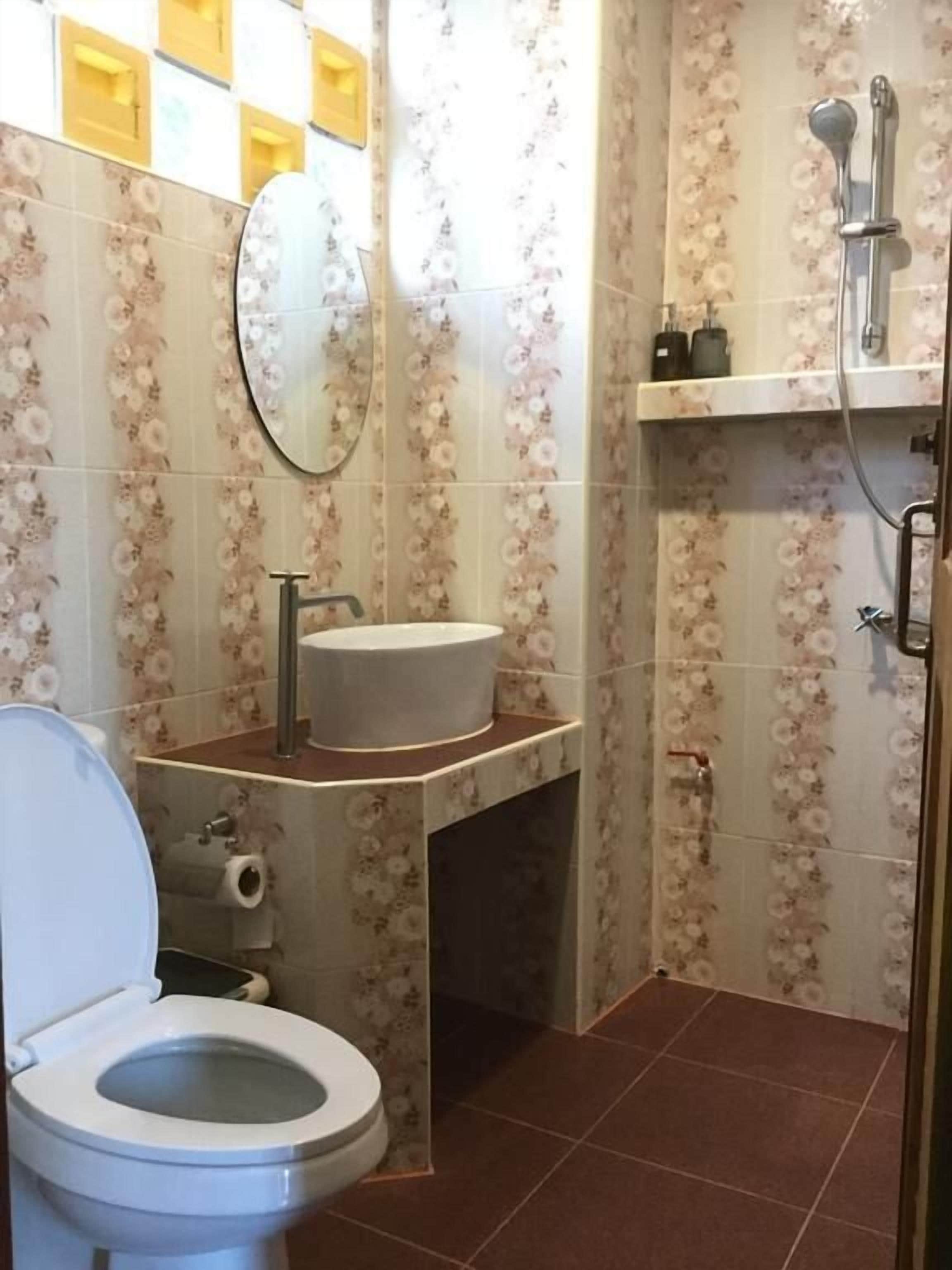 classic room, 1 bedroom, balcony | bathroom | shower, free toiletries, towels