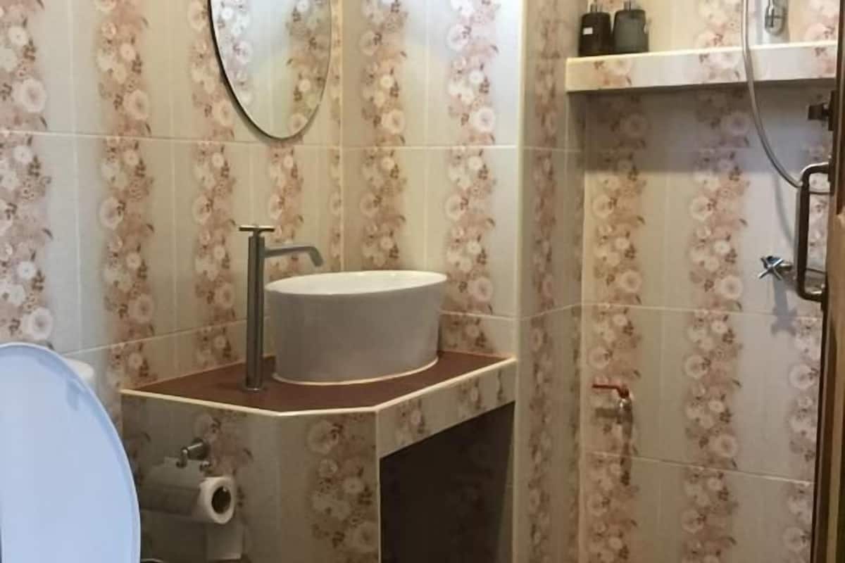 classic room, 1 bedroom, balcony | bathroom | shower, free toiletries, towels