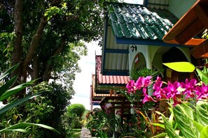 Bungalow with Breakfast | Terrace/patio - Pongphen Guesthouse (Kanchanaburi)