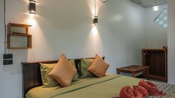 In-room safe, desk, rollaway beds