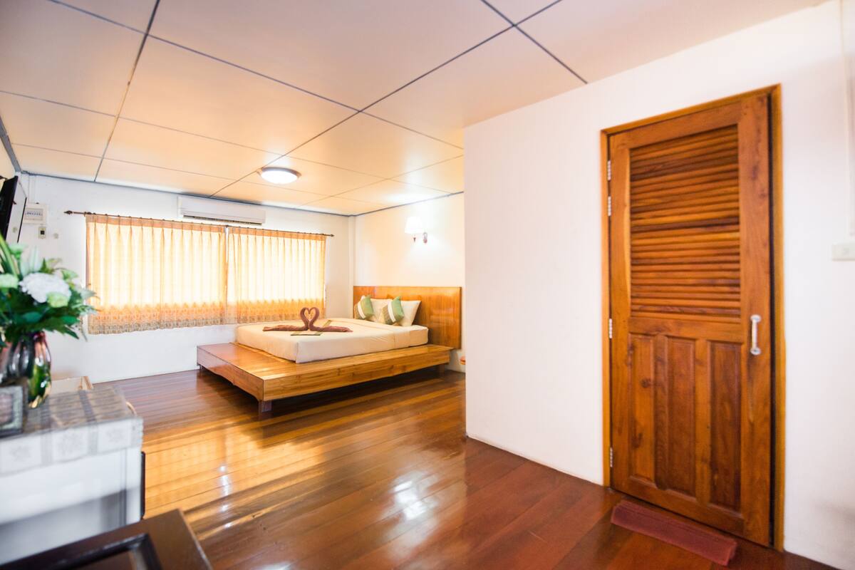 superior room | in-room safe, desk, rollaway beds