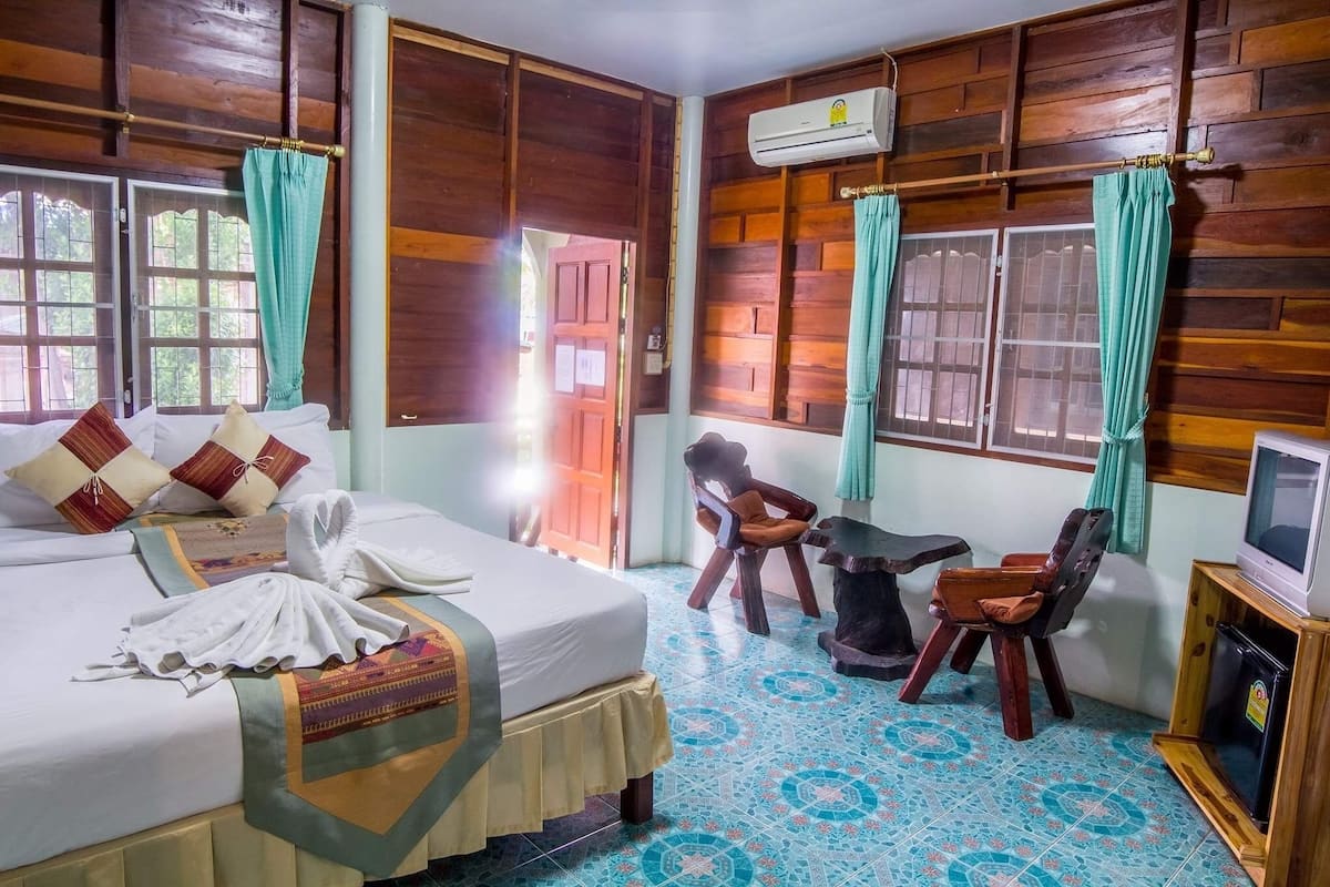 bungalow with breakfast | in-room safe, desk, rollaway beds