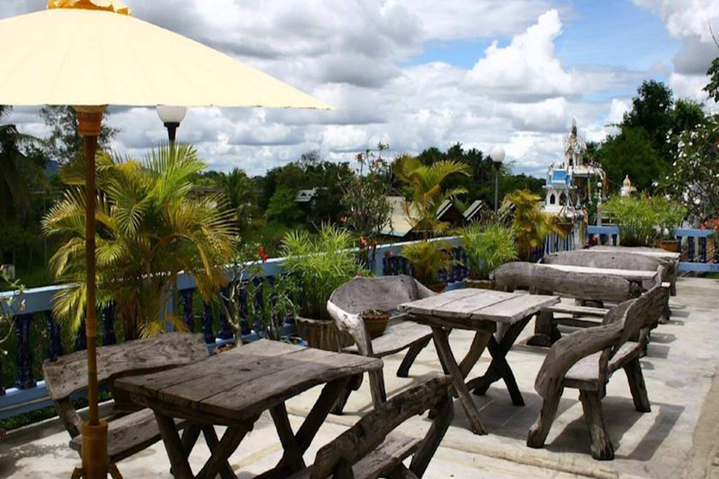 breakfast, lunch, dinner served; international cuisine