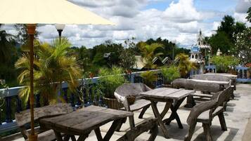 Breakfast, lunch, dinner served; international cuisine