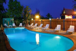 Outdoor pool, pool loungers - Pongphen Guesthouse (Kanchanaburi)