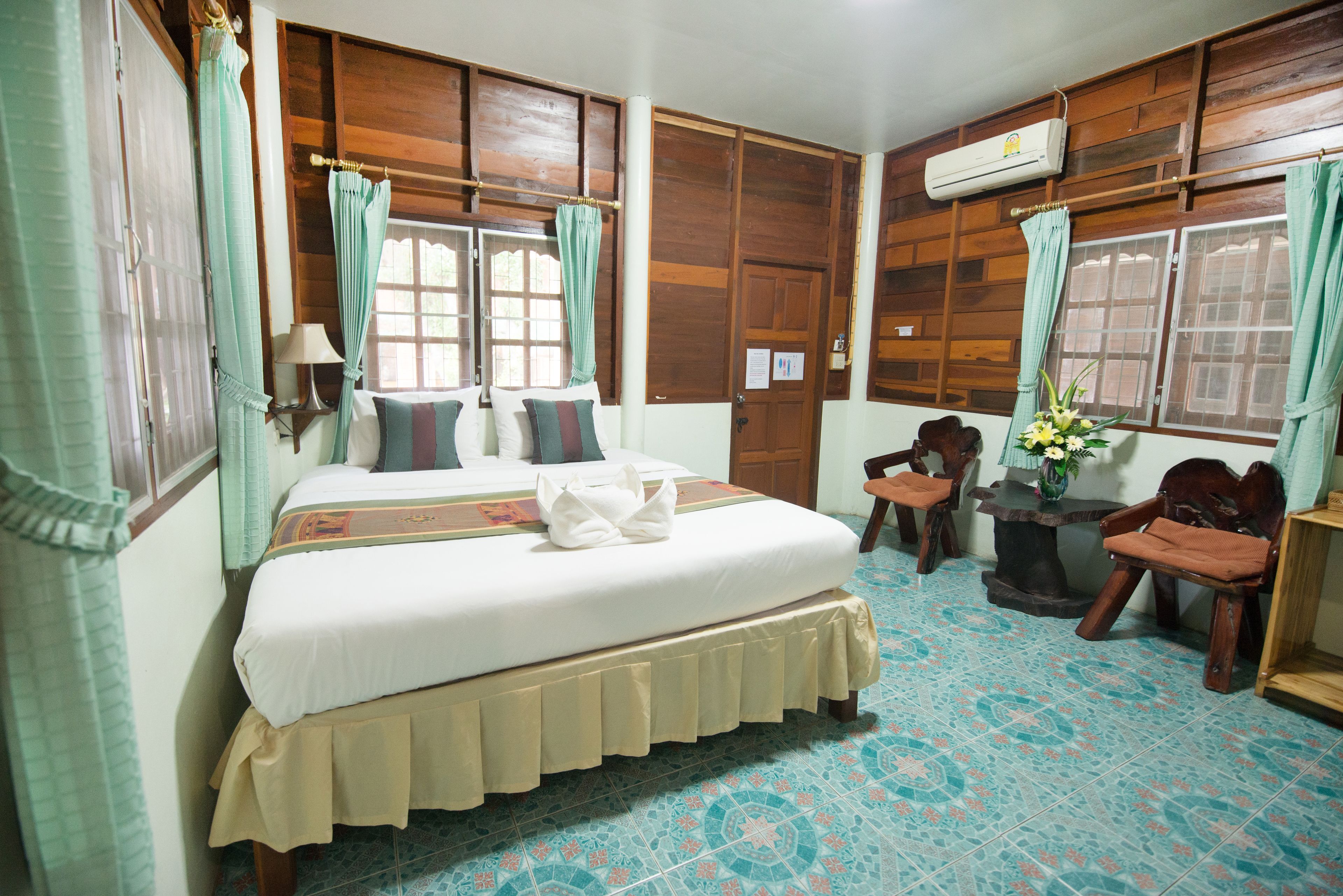 bungalow with breakfast | in-room safe, desk, rollaway beds