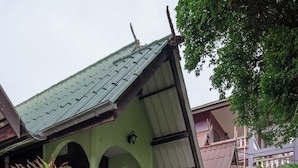 Bungalow with Breakfast | Peti besi dalam bilik, meja, katil lipat simpan/tambahan 