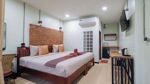 Standard Double or Twin Room, 1 Katil Raja (King), Pool View | Peti besi dalam bilik, meja, katil lipat simpan/tambahan 