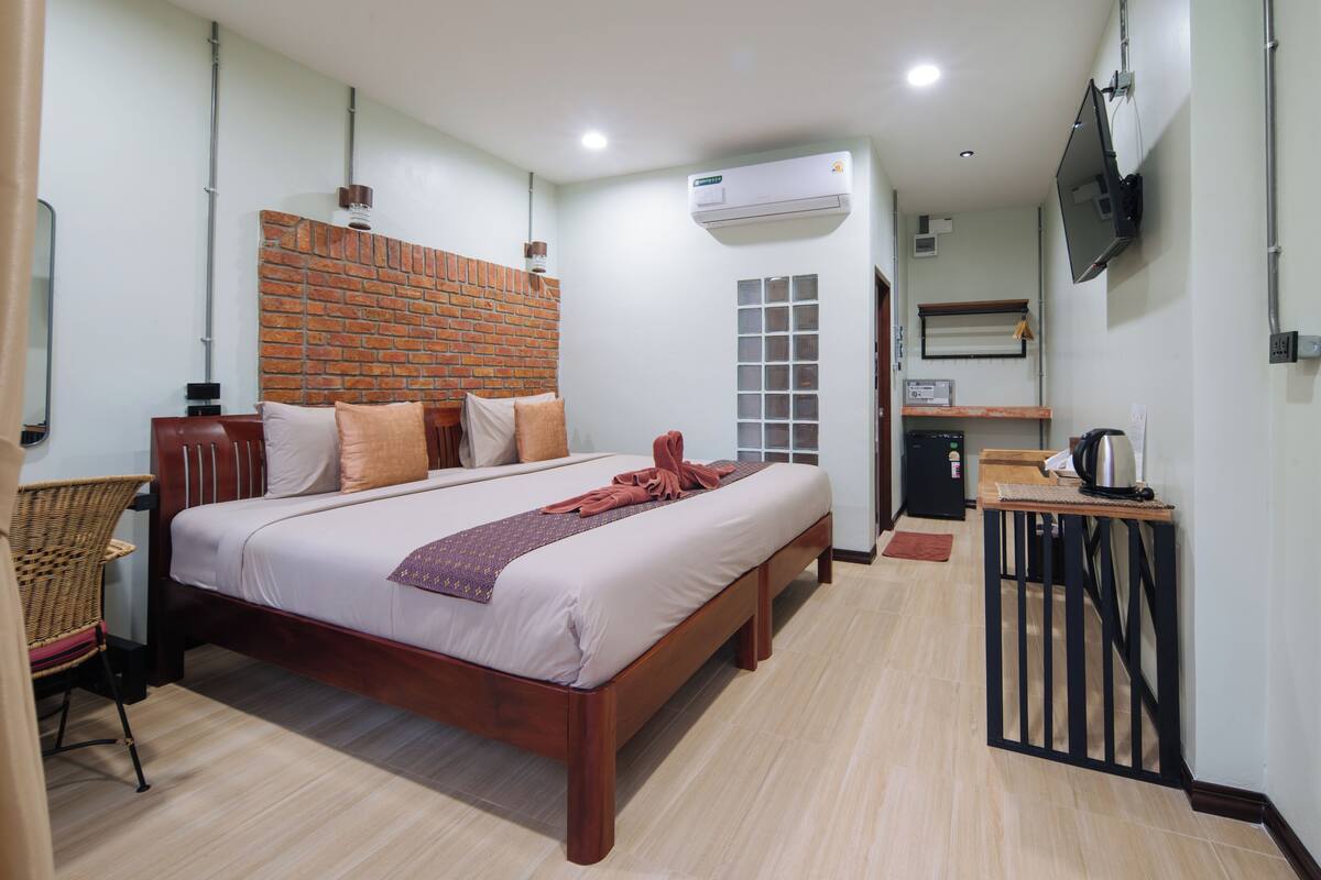 Quarto casal ou duplo standard, 1 cama King, vista para a piscina | Cofres nos quartos, escrivaninha, camas extras/dobráveis (sobretaxa)
