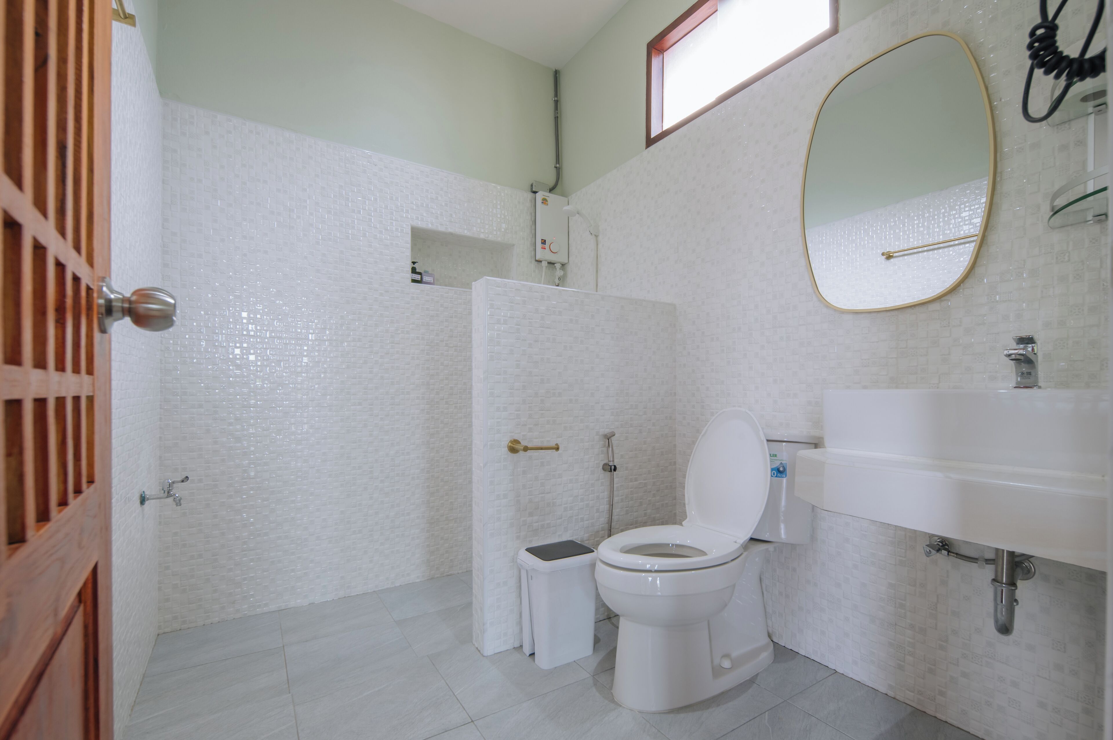 Un bagno con il water, lavandino e doccia.