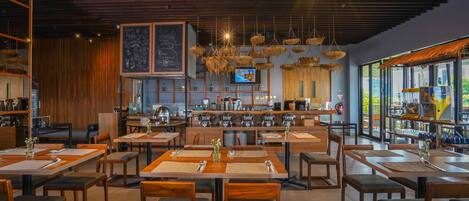 Se sirven desayunos y cocina internacional