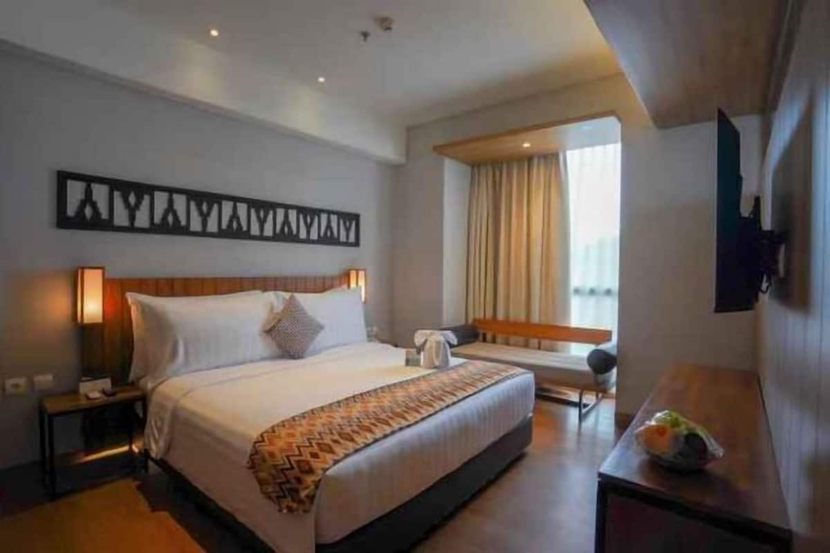 Minibar, in-room safe, desk, free WiFi