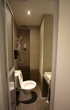 Shower, free toiletries, hair dryer, bidet - Place2Stay - Kenyalang (Kuching)