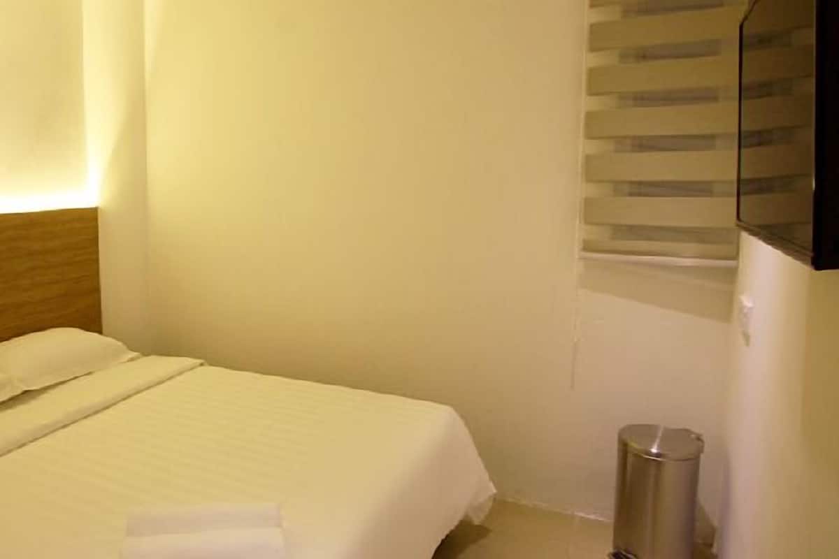 Double Standard, with small window | Desk, free WiFi