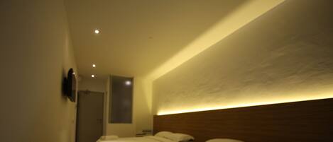 Standard-Zweibettzimmer, 2 Queen-Betten (with Window) | Schreibtisch, kostenloses WLAN