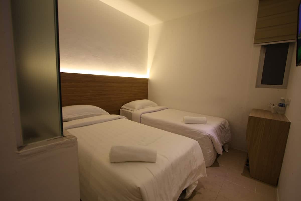 标准双床房, 2 张单人床 (with Small Window) | 办公桌、免费 WiFi