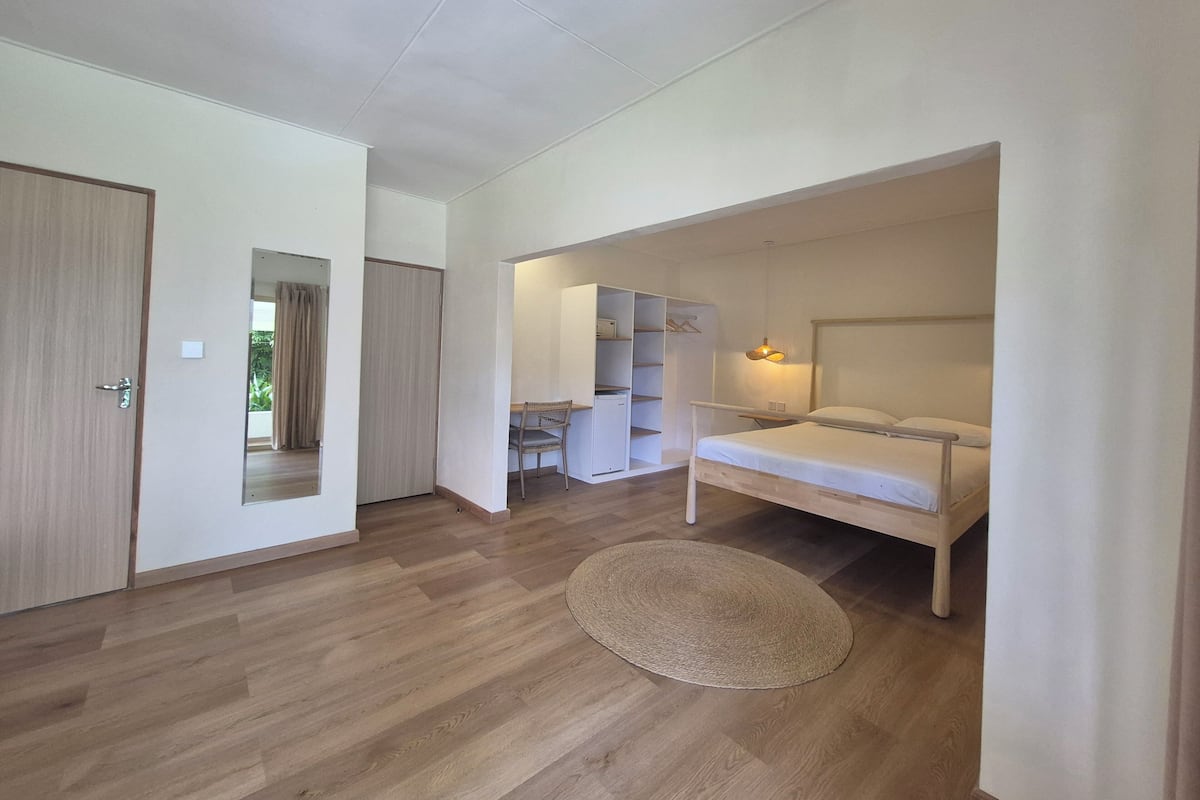 Double Room | Peti besi dalam bilik, seterika/papan seterika, Wi-fi percuma