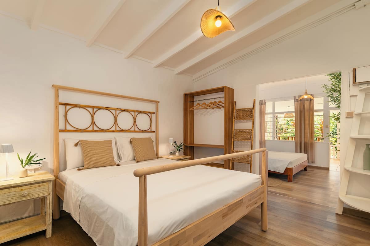 Habitación familiar | Caja de seguridad en la habitación y tabla de planchar con plancha