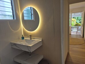 Family Rooms with Kitchenette | Bathroom | Shower, free toiletries, hair dryer, towels