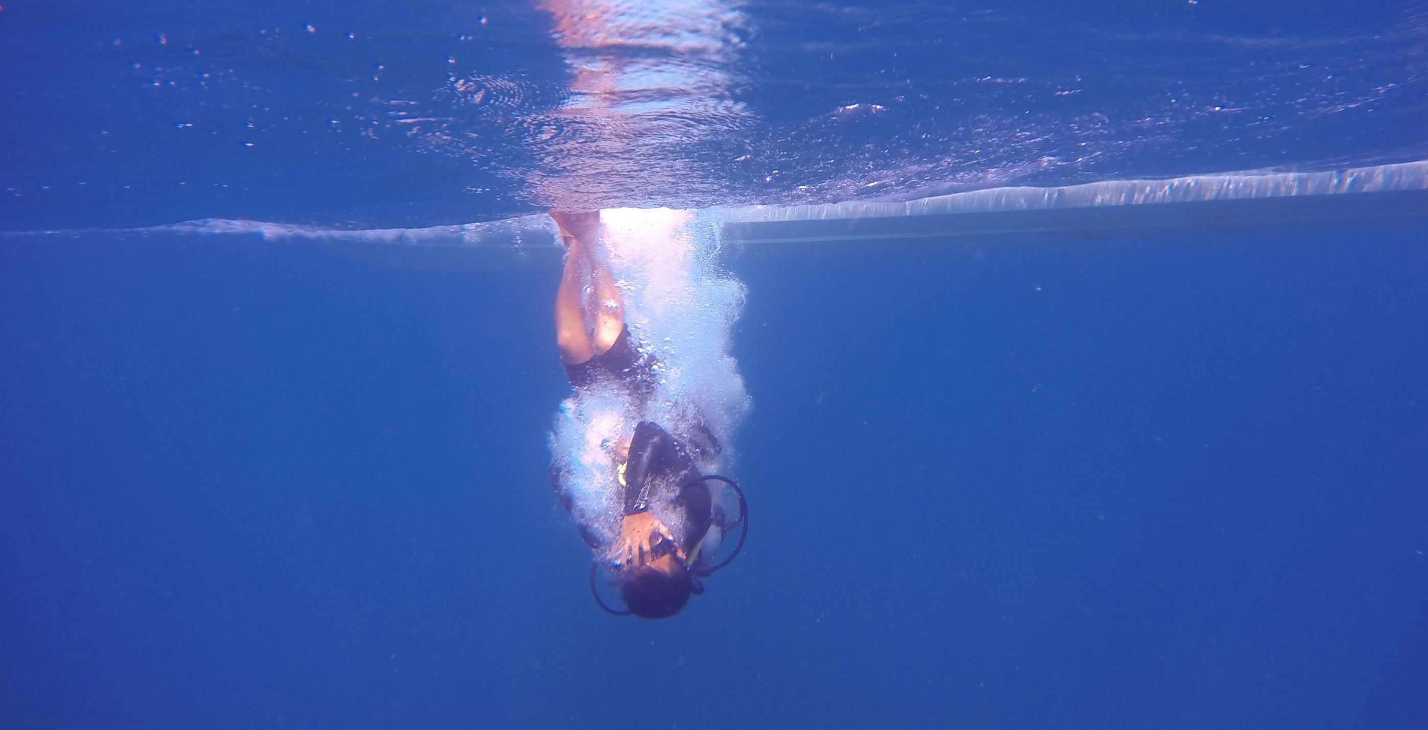 Une vue sous-marine d’une personne nageant avec un tuba et un masque.