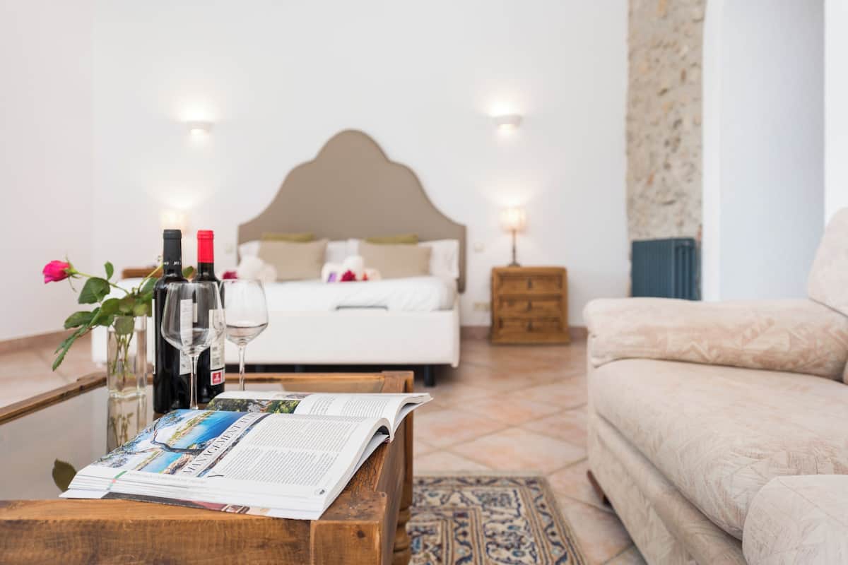 Minibar, caixa forta a l'habitació, escriptori i cortines opaques 