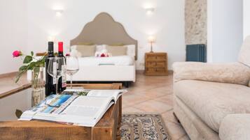 Een minibar, een kluis op de kamer, een bureau, verduisterende gordijnen