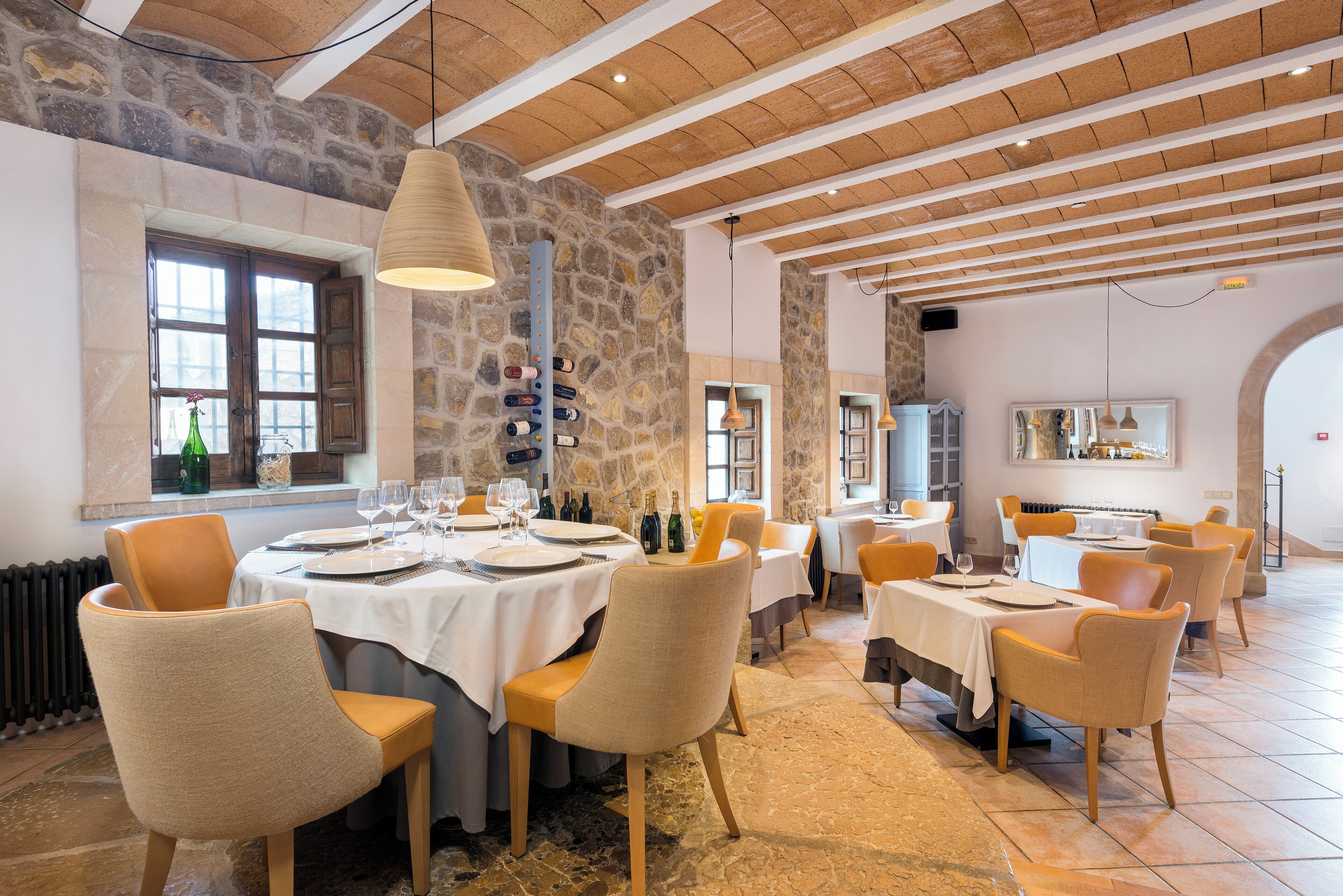 Déjeuner et dîner servis sur place, spécialités Cuisine méditerranéenne