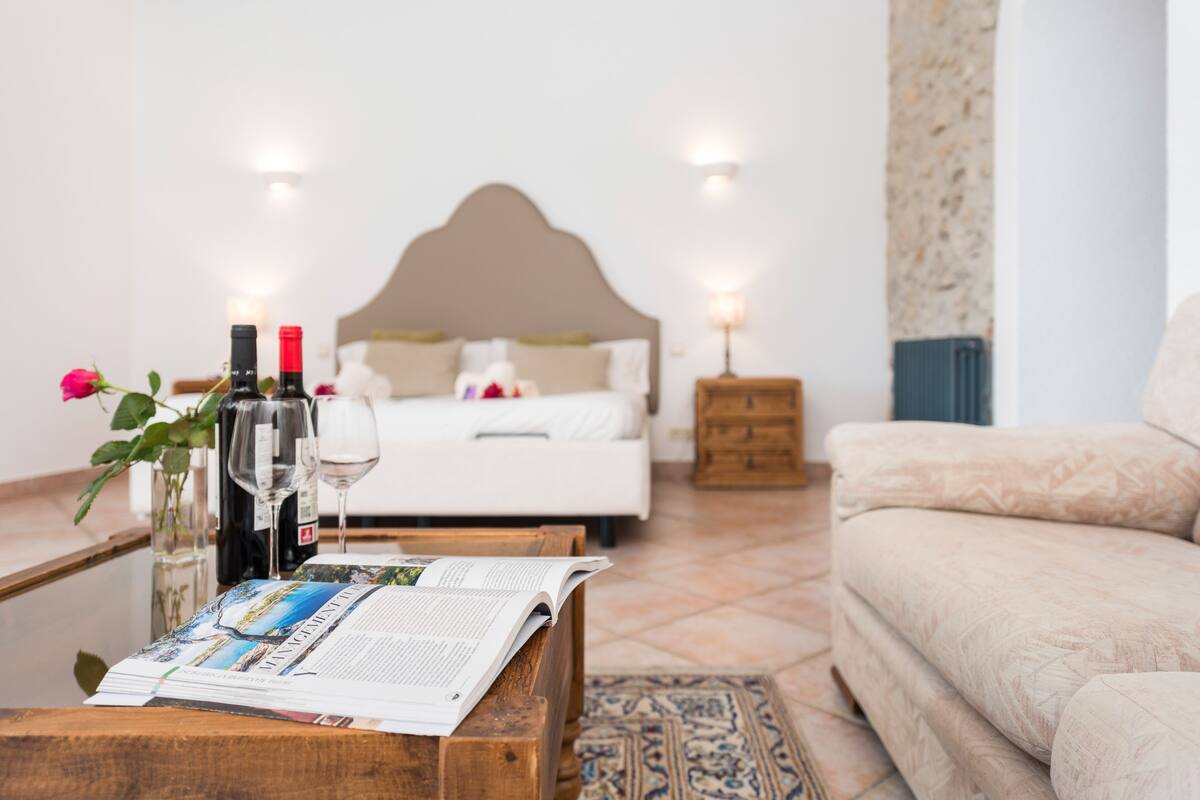 Minibar, caixa forta a l'habitació, escriptori i cortines opaques 