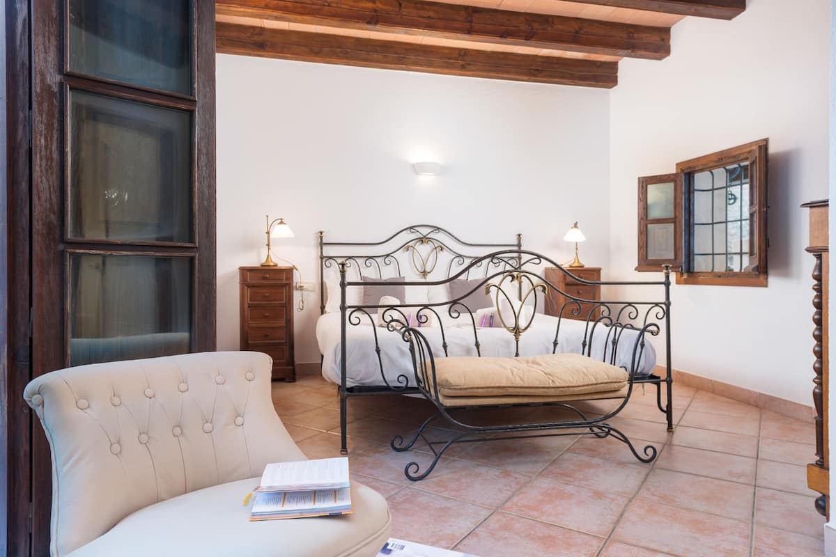 Minibar, caixa forta a l'habitació, escriptori i cortines opaques 
