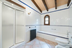 Sviitti, terassi | Kylpyhuone | Suihku, hiustenkuivaaja, pyyhkeet